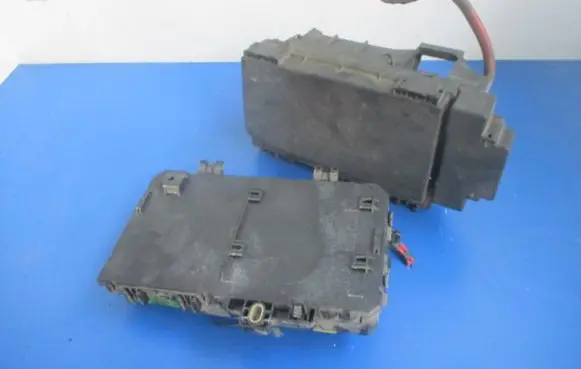 Opel Zafira B Fuse box set 13206759
