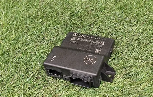 Audi A5 8T 8F Gateway control module 8T0907468F