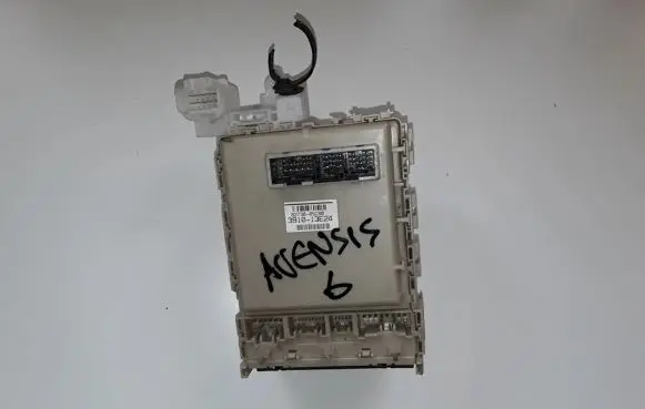 Toyota Avensis T270 Fuse module 8273005C80