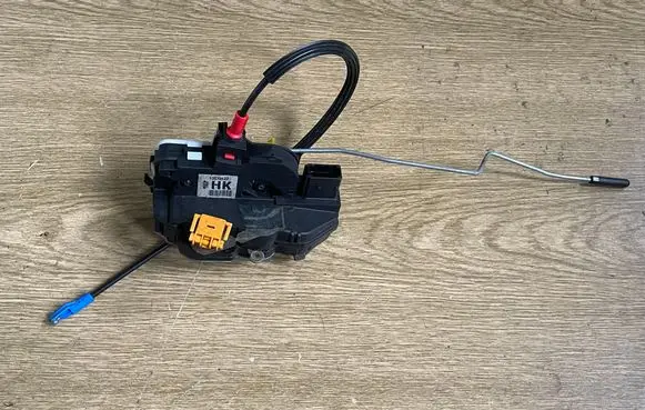 Opel Zafira C Front door lock 13579522