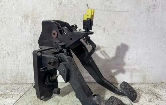 Mercedes-Benz B W245 Clutch pedal 