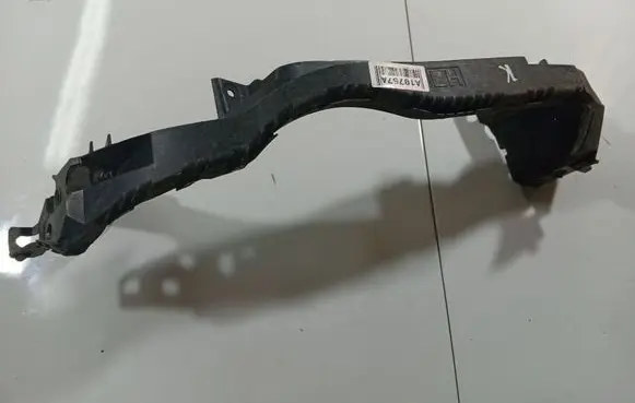 Front bumper mounting bracket