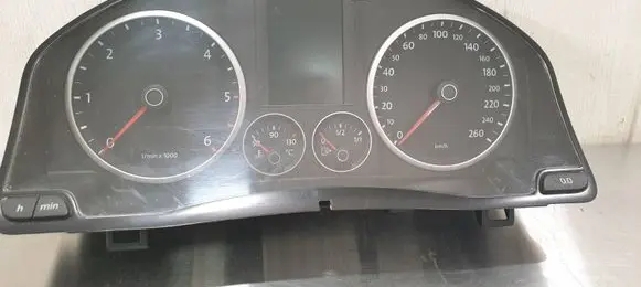 Volkswagen Tiguan Speedometer (instrument cluster) 5N0920870D V0004000 0877011602