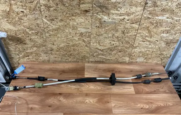 Opel Insignia A Gear shift cable linkage 55560992