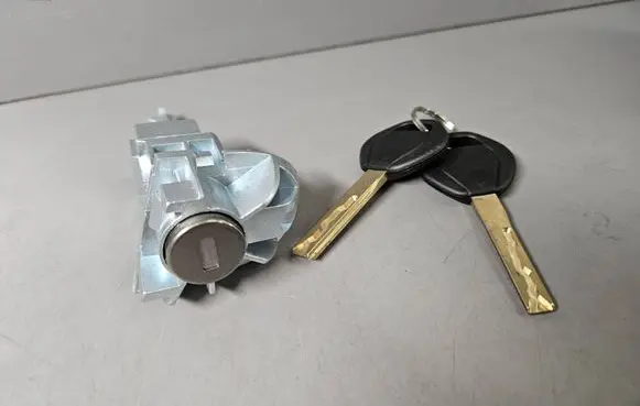 BMW 3 E46 Front door lock (next to the handle) 7019975 51217019975