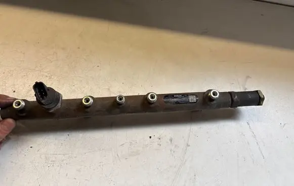 Volvo V70 Fuel main line pipe 0445214024 8200347176