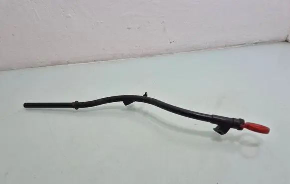 Volkswagen PASSAT B7 Oil level dip stick 