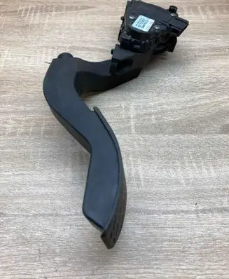 Audi A4 S4 B5 8D Accelerator throttle pedal 8D1721523F 6PV008376Main