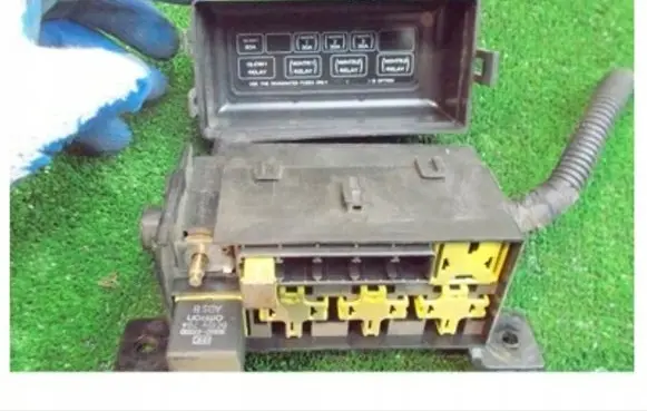 KIA Sorento Relay mounting block 