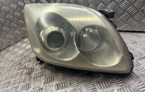 Toyota Avensis T250 Headlight/headlamp 
