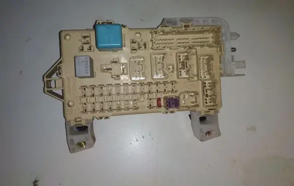Toyota Corolla Verso E121 Fuse module 892210F010