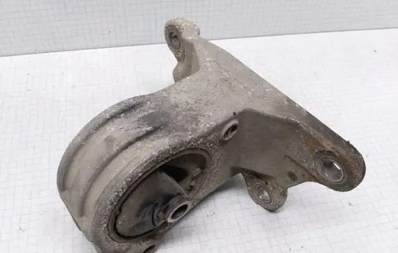 Mitsubishi Galant Engine mount bracket