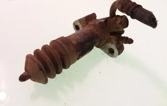 Suzuki Grand Vitara I Clutch master cylinder