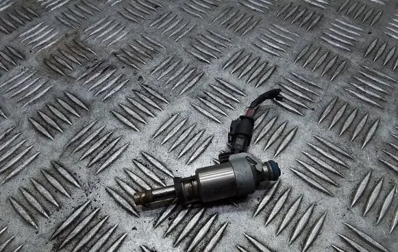 Volkswagen PASSAT CC Fuel injector 06H906036H 0261500074