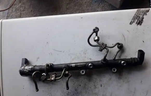 BMW 3 E90 E91 Fuel distributor 0445214030