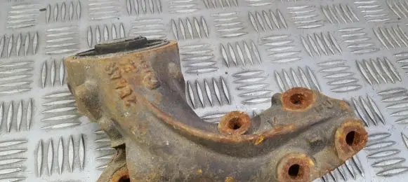 Peugeot 406 Engine mount bracket 25441380