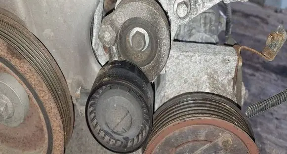 Dacia Sandero Generator/alternator belt tensioner