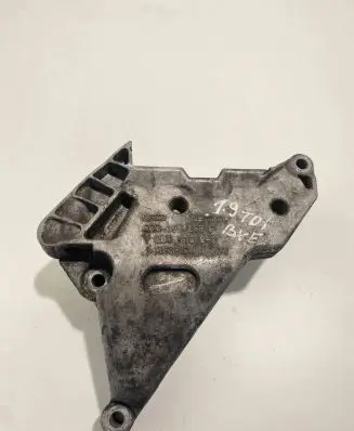 Volkswagen Touran I Engine mounting bracket 03G199207F
