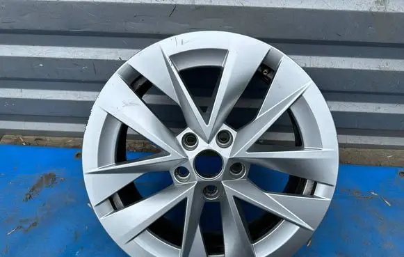 Skoda Octavia Mk4 R17 alloy rim 5E3601025 E878
