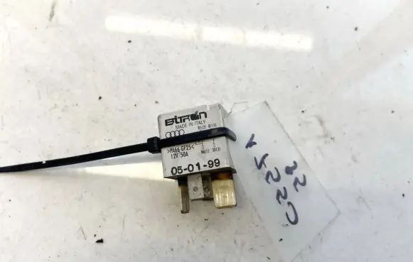 Volkswagen PASSAT B5 Other relay 8d0951253
