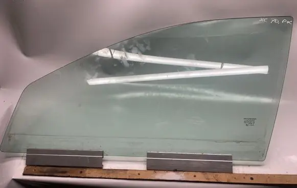 Volvo XC70 Front door window glass four-door 43R001103 E000186