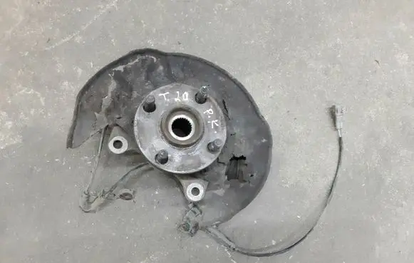 Toyota Corolla Verso E121 Front wheel hub