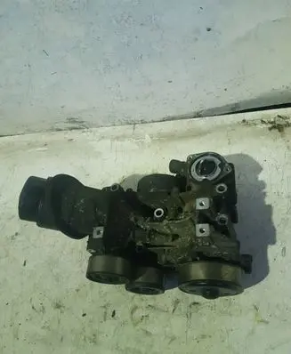 Honda CR-V Oil filter mounting bracket