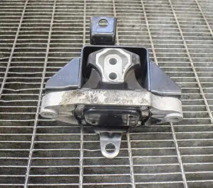 Hyundai Tucson TL Engine mount bracket 21830D3100