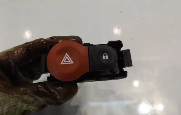 Renault Clio III Tailgate emergency lock open trim 