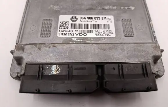 Volkswagen Golf V Engine control unit/module 06A906033EM 5WP40439