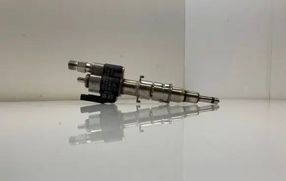 BMW 5 E60 E61 Fuel injector 7585261 PA66GF3596 10181010