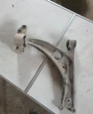 Volkswagen PASSAT B6 Front lower control arm/wishbone 3C0407153B