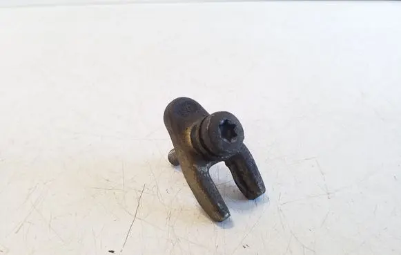 Suzuki Grand Vitara II Fuel Injector clamp holder 