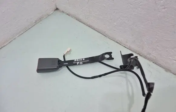 Toyota Prius (XW20) Front seatbelt buckle 