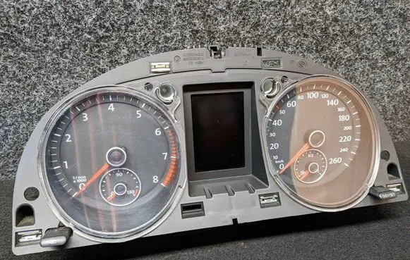 Volkswagen PASSAT B7 Speedometer (instrument cluster) 3AA920870