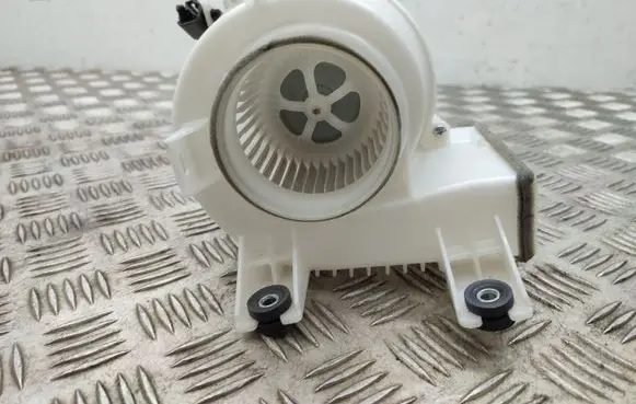 Toyota RAV 4 (XA40) Hybrid/electric vehicle battery fan 1173006452
