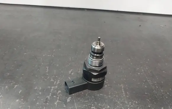 BMW 3 E46 Fuel pressure regulator 0281002481