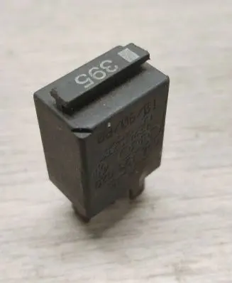 Volkswagen PASSAT B5 Other relay 8Z0951253