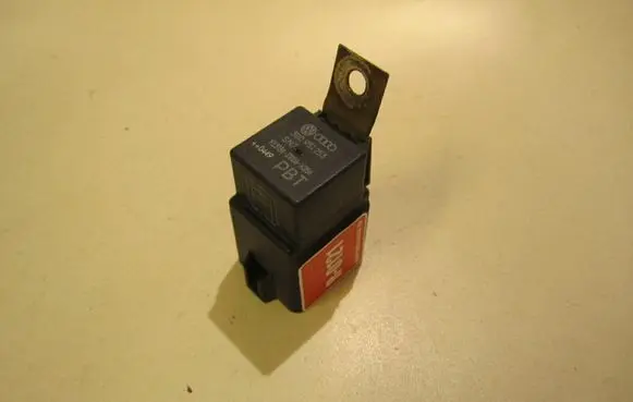 Volkswagen PASSAT B6 Glow plug pre-heat relay 3B0951253