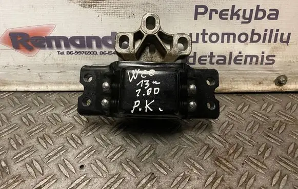 Volkswagen PASSAT CC Engine mount bracket 3C0199555