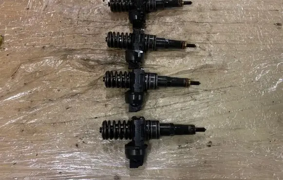 Volkswagen PASSAT B6 Fuel injectors set 038130073AG