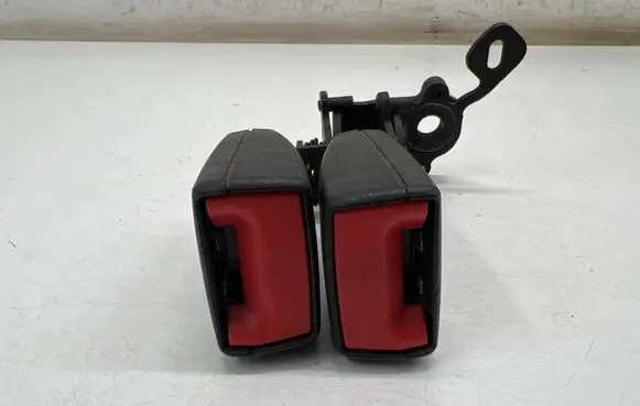 Volkswagen Golf VII Middle seatbelt buckle (rear) 8V0857739A