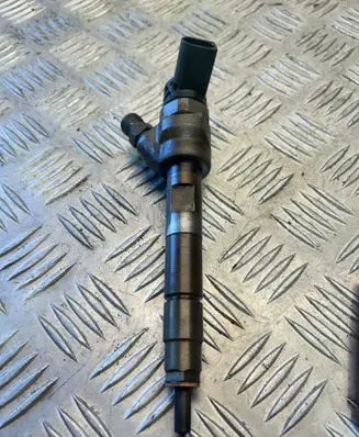 BMW 5 F10 F11 Fuel injector 7810702 0445110478