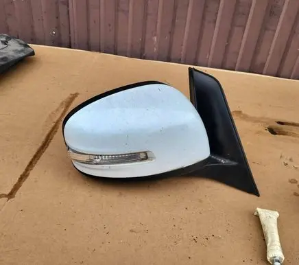 Suzuki SX4 Front door electric wing mirror 0009679