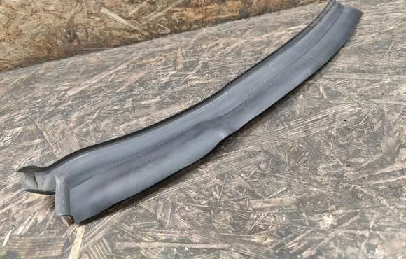 Land Rover Discovery 5 Rubber seal rear door HY3225385A