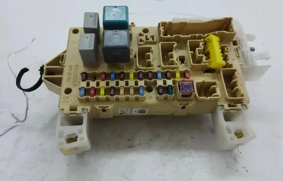 Toyota Corolla Verso AR10 Fuse module 892210F030 05032217130102