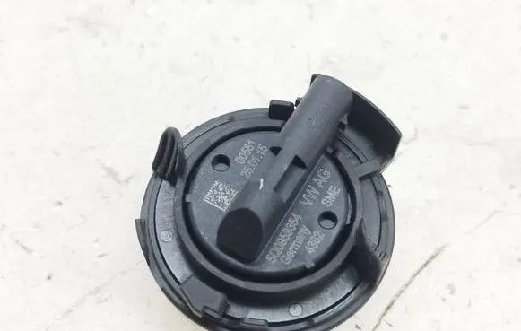 Volkswagen Golf VII Airbag deployment crash/impact sensor 5Q0959354 4382 00561