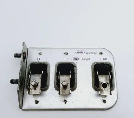Volkswagen PASSAT B5 Coolant fan relay 8D0959493A
