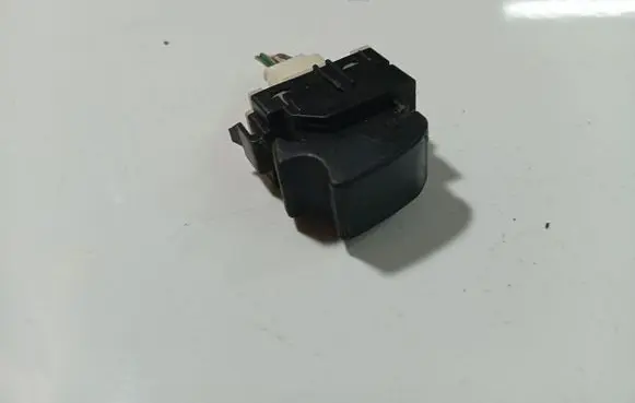 Toyota Avensis T250 Electric window control switch