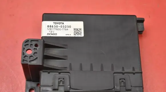 Toyota Avensis Verso Engine control unit/module ECU 88650-05250